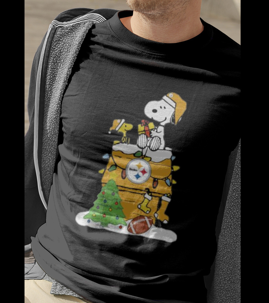 Snoopy And Pittsburgh Steelers Christmas Chimney Scene With Woodstock And Holiday Decorations T-Shirt