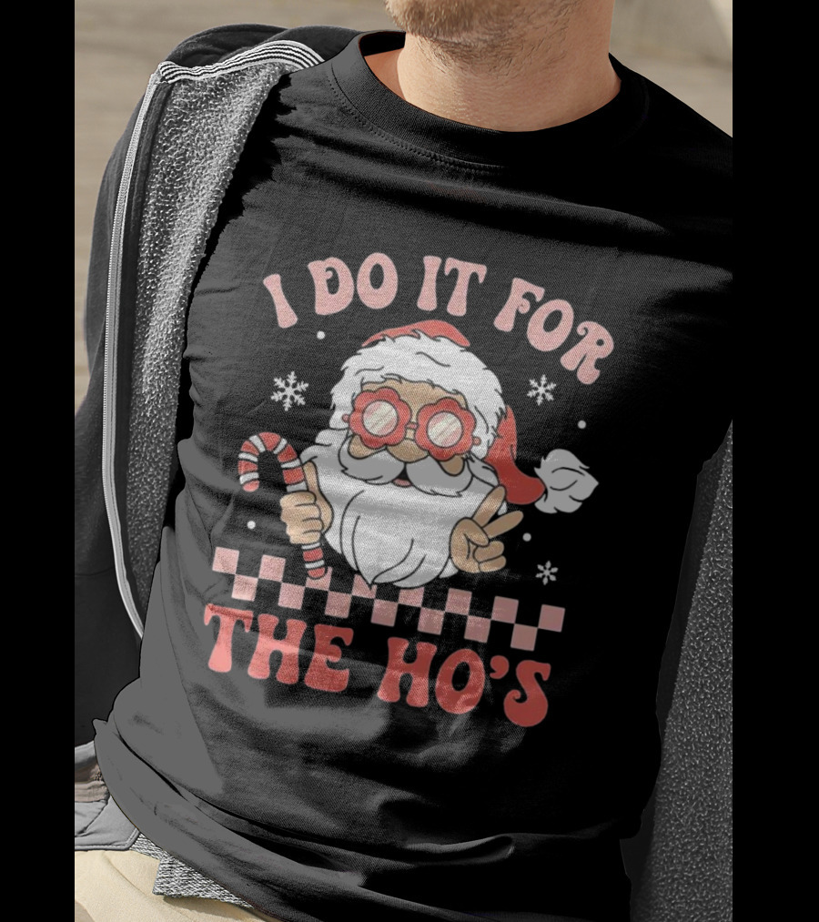 I Do It For The Ho’s Funny Christmas Santa With Candy Cane And Peace Sign T-Shirt