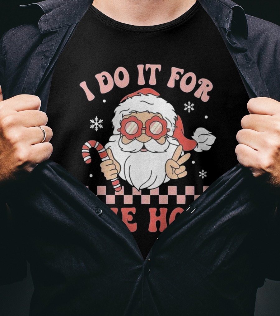 I Do It For The Ho’s Funny Christmas Santa With Candy Cane And Peace Sign T-Shirt