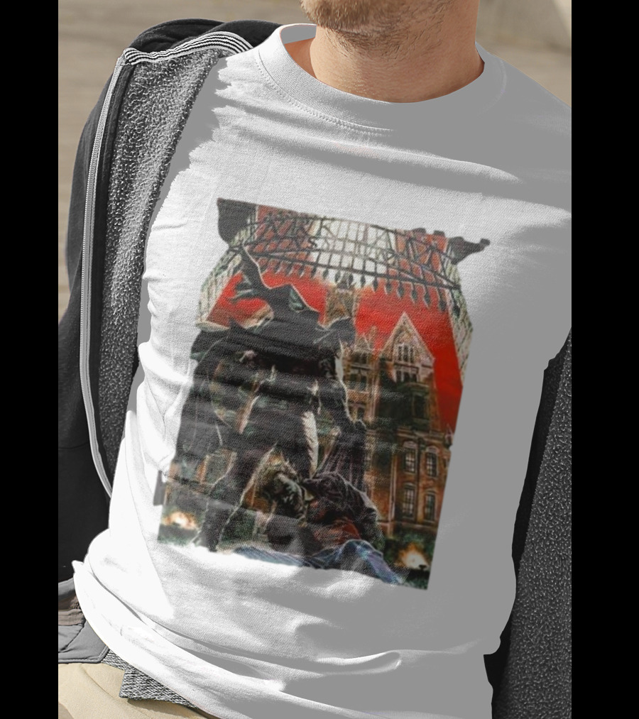 Batman Arkham Asylum Gothic Gate Dynamic Red Background Scene T-Shirt