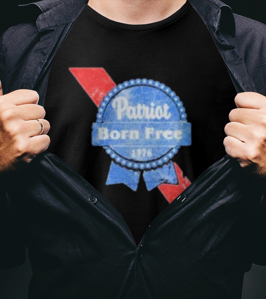 Patriot Born Free 1776 Badge With Red White Blue Ribbon Motif T-Shirt
