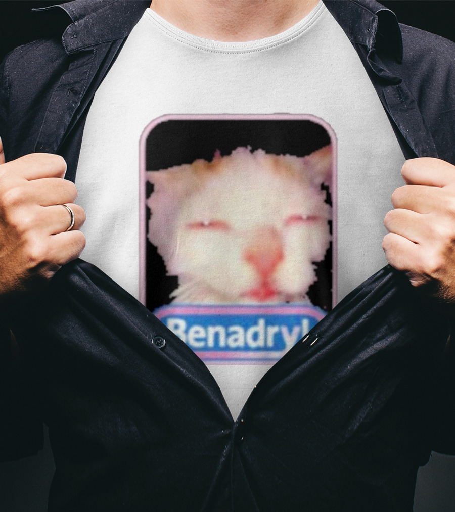 K45ink Benadryl Meme Cat Face Close-Up T-Shirt