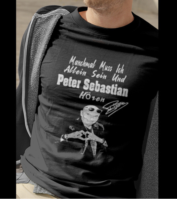 Manchmal Muss Ich Allein Sein Und Peter Sebastian Hören Signature Mit Bild Von Mann Mit Sonnenbrille Und Anzug T-Shirt