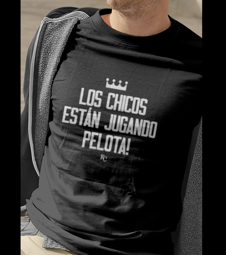 Los Chicos Están Jugando Pelota KC Crown T-Shirt