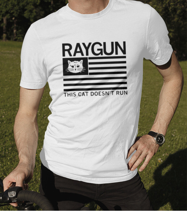 Raygun Cat Face Flag This Cat Doesn’t Run T-Shirt