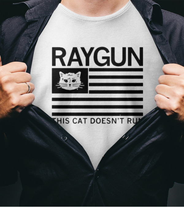 Raygun Cat Face Flag This Cat Doesn’t Run T-Shirt