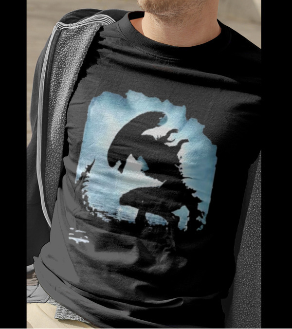 Alien Romulus Silhouette Against Oceanic Horizon 89 Rotten Tomatoes Debut T-Shirt