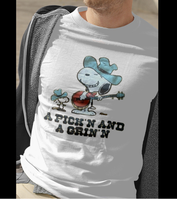 Snoopy A Pick’n And A Grin’n Country Banjo Player Cowboy Hat T-Shirt