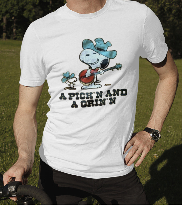 Snoopy A Pick’n And A Grin’n Country Banjo Player Cowboy Hat T-Shirt
