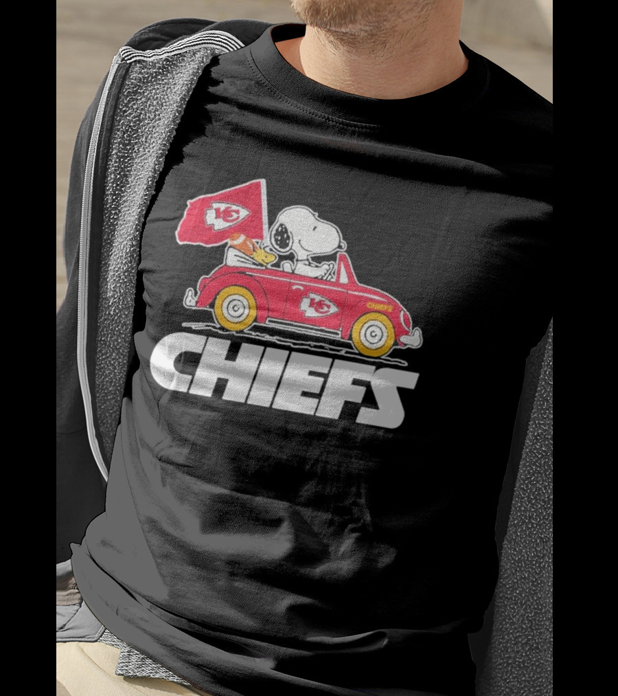 Snoopy Kansas City Chiefs Car With Flag T-Shirt