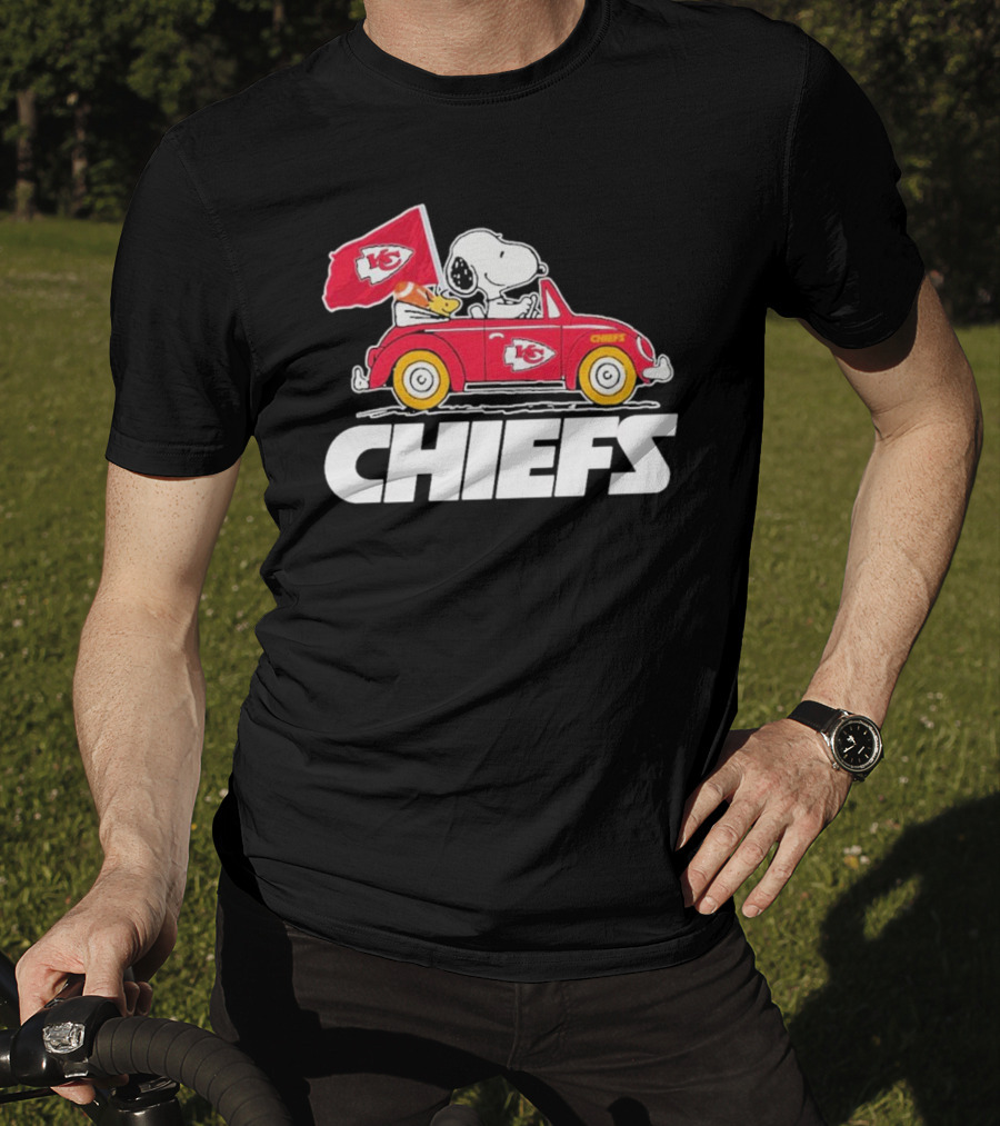 Snoopy Kansas City Chiefs Car With Flag T-Shirt