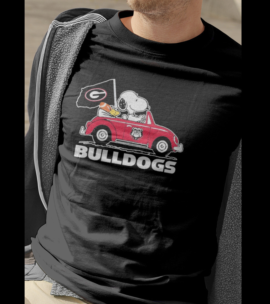 Snoopy And Woodstock Driving Georgia Bulldogs Car With Flag T-Shirt