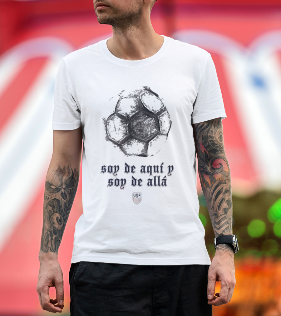 US Hispanic Heritage Una Nación un Equipo Soy de Aquí y Soy de Allá Soccer Ball USA T-Shirt