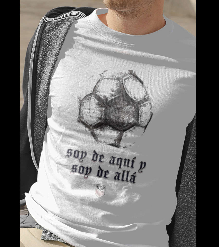 US Hispanic Heritage Una Nación Un Equipo Soy De Aquí Y Soy De Allá Soccer Ball USA T-Shirt
