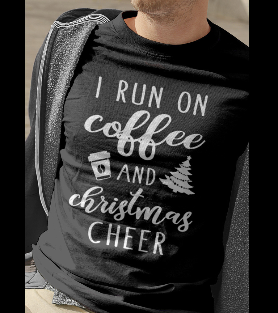 I Run On Coffee And Christmas Cheer עם כוס קפה ועץ אשוח T-Shirt