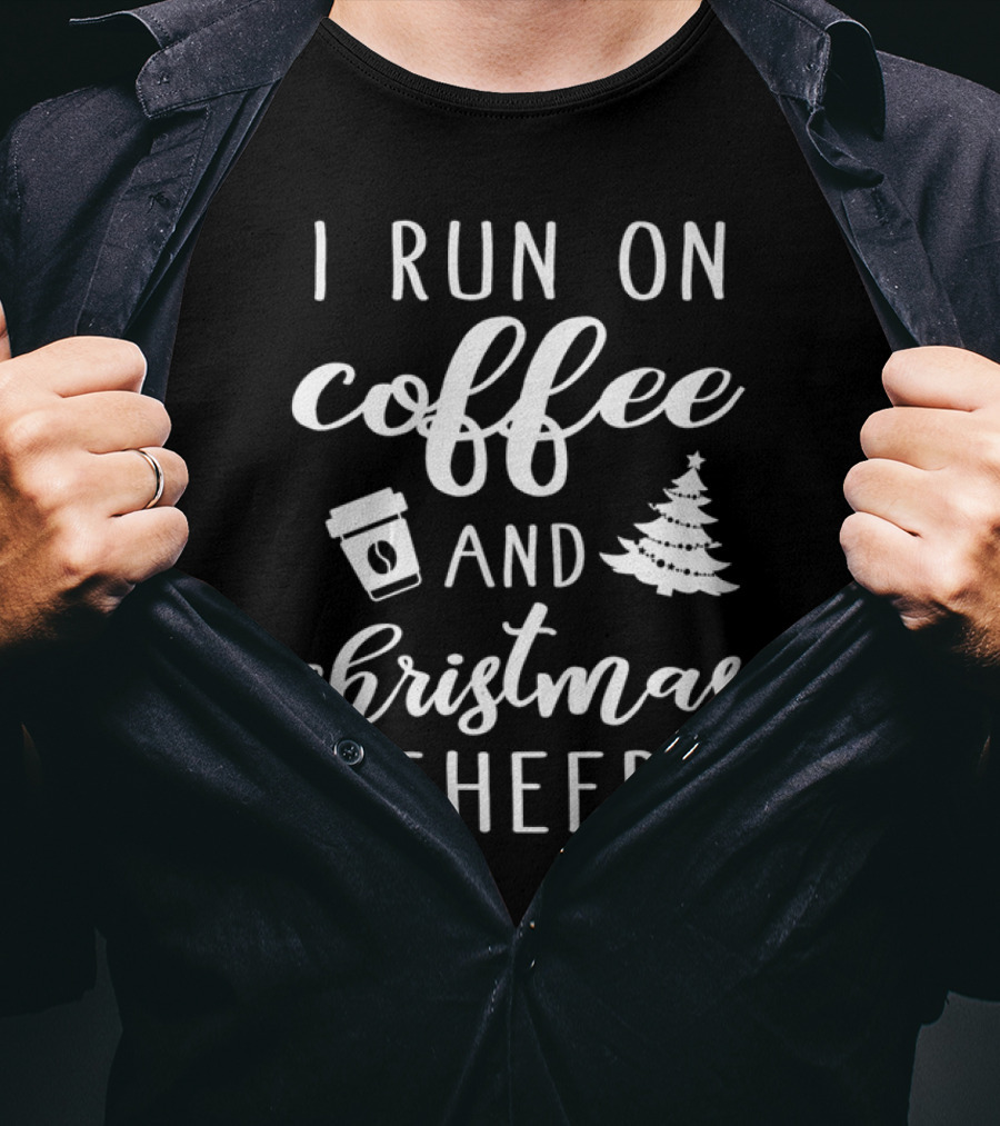 I Run On Coffee And Christmas Cheer עם כוס קפה ועץ אשוח T-Shirt