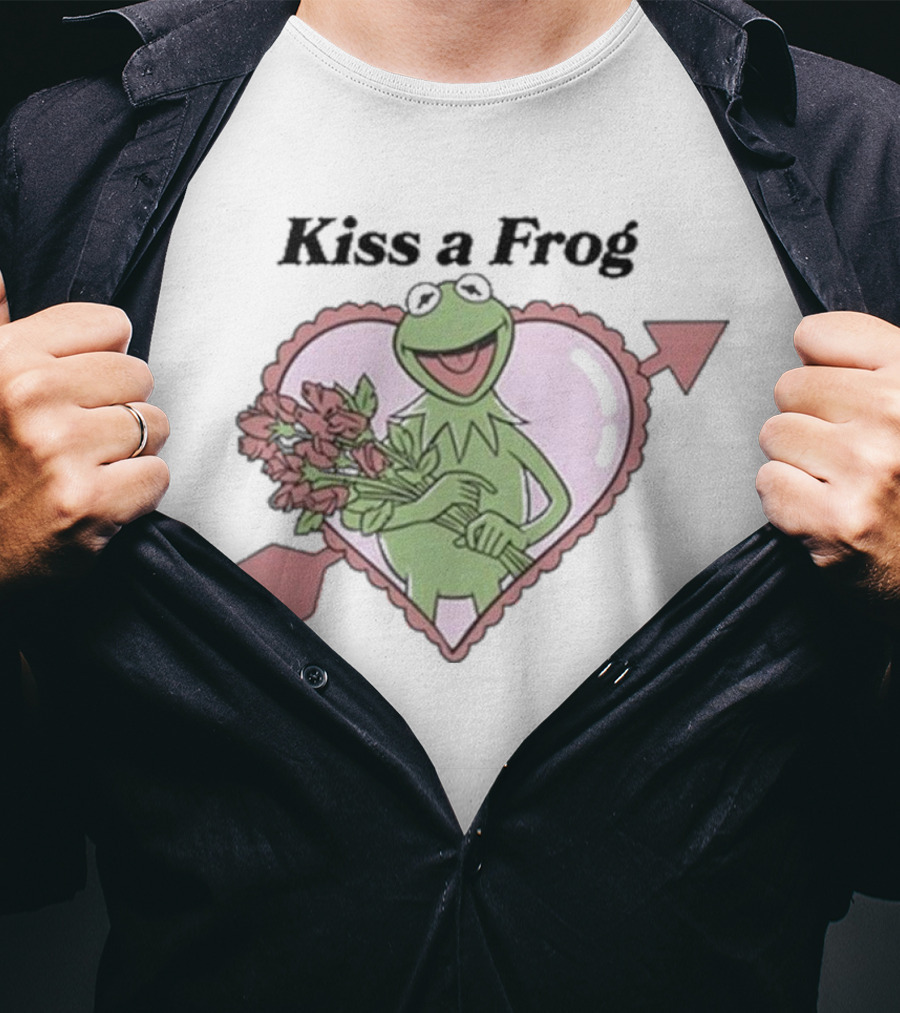 Kiss A Frog Kermit Heart And Roses T-Shirt