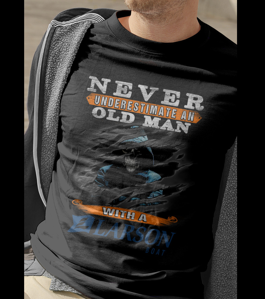 NEVER UNDERESTIMATE AN OLD MAN WITH A LARSON BOAT T-Shirt