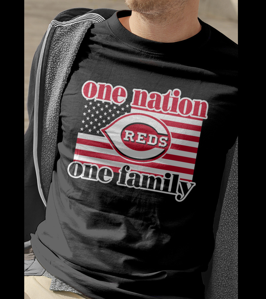 One Nation One Family Cincinnati Reds American Flag T-Shirt
