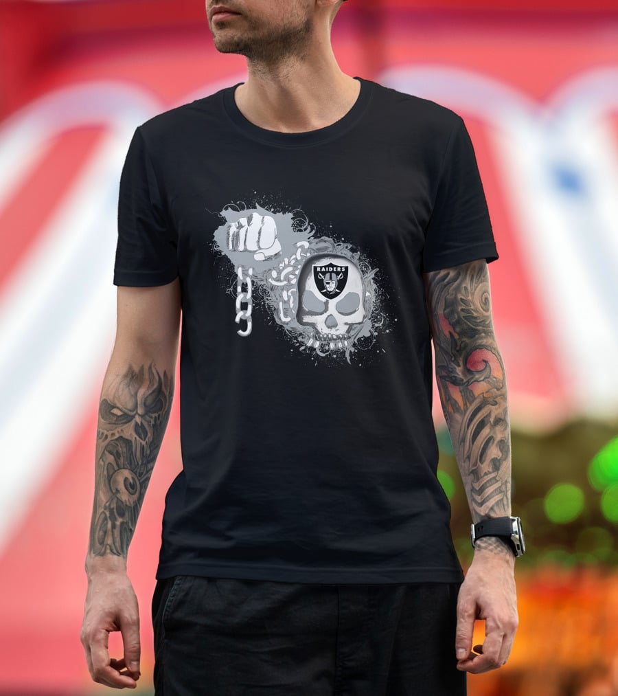 Las Vegas Raiders Skull And Fist Graphic With Chains T-Shirt
