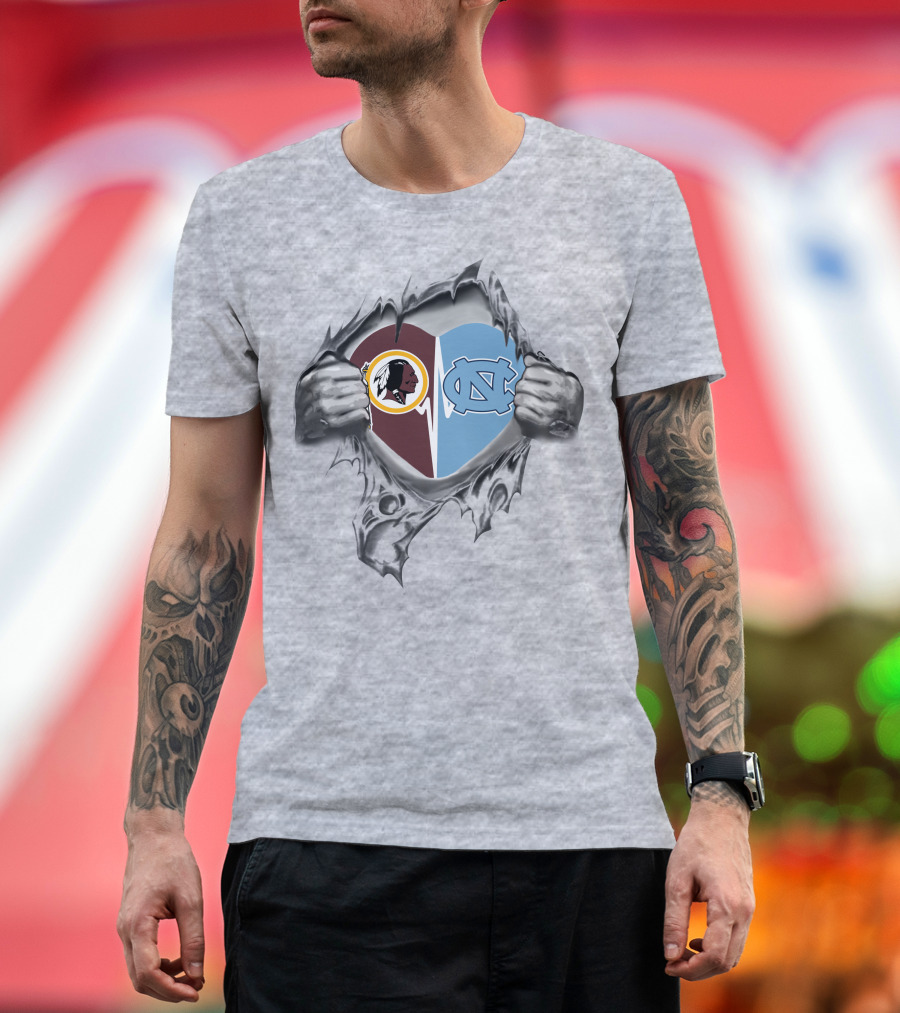 Redskins North Carolina Tar Heels Heart Split شعارين فريقين رعشتين Pltster معينة T-Shirt