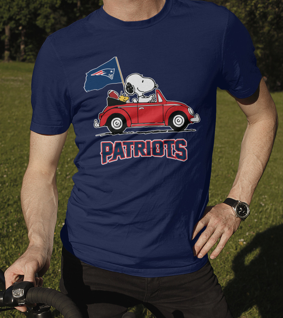 New England Patriots Snoopy Driving Classic Red Car With Flag T-Shirt