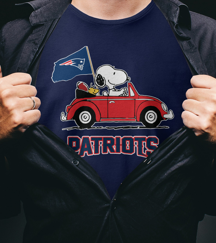 New England Patriots Snoopy Driving Classic Red Car With Flag T-Shirt