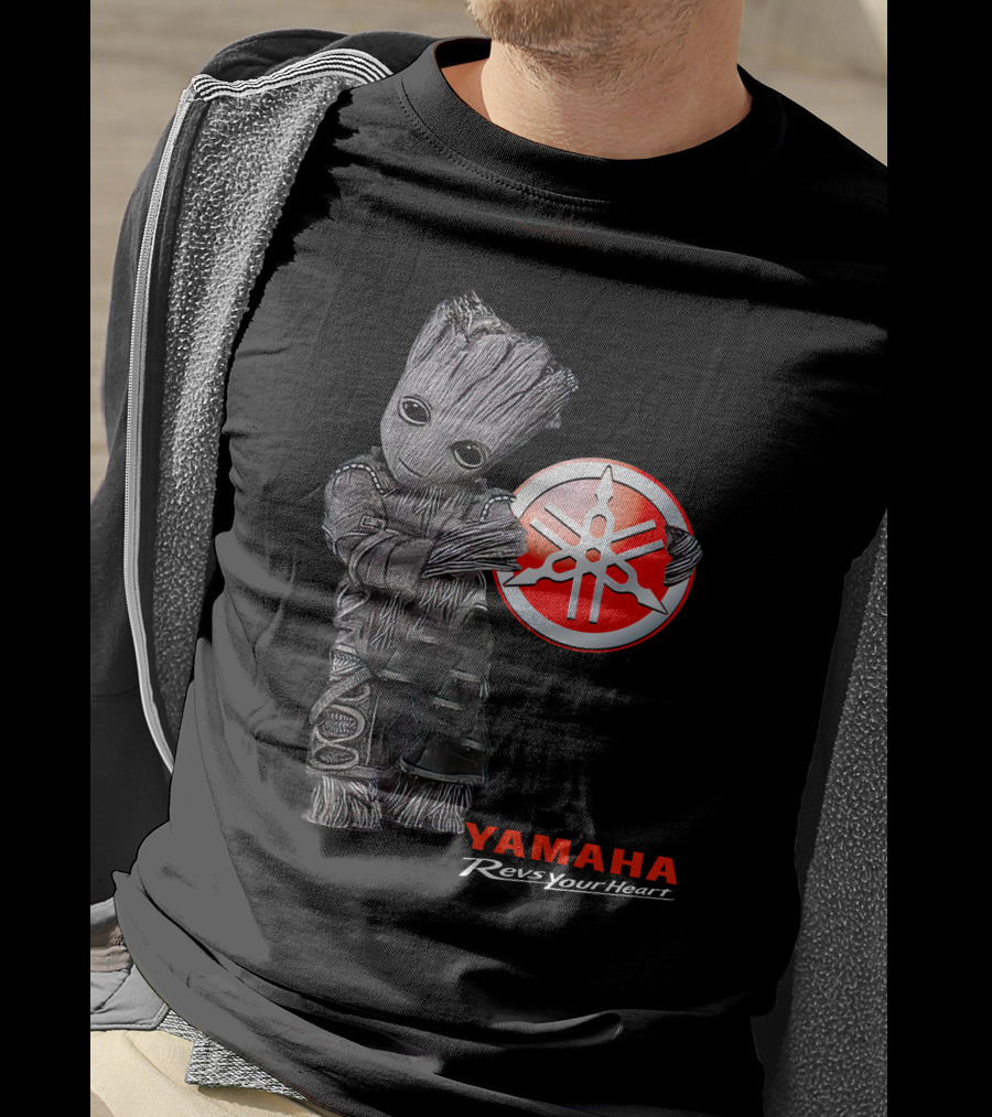 Yamaha Revs Your Heart Groot Holding T-Shirt