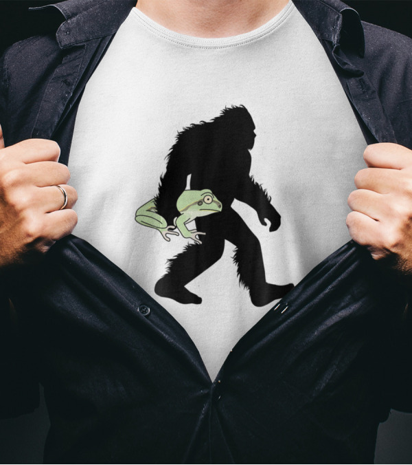Bigfoot Sasquatch Silhouette With Funny Frog And Tadpole T-Shirt