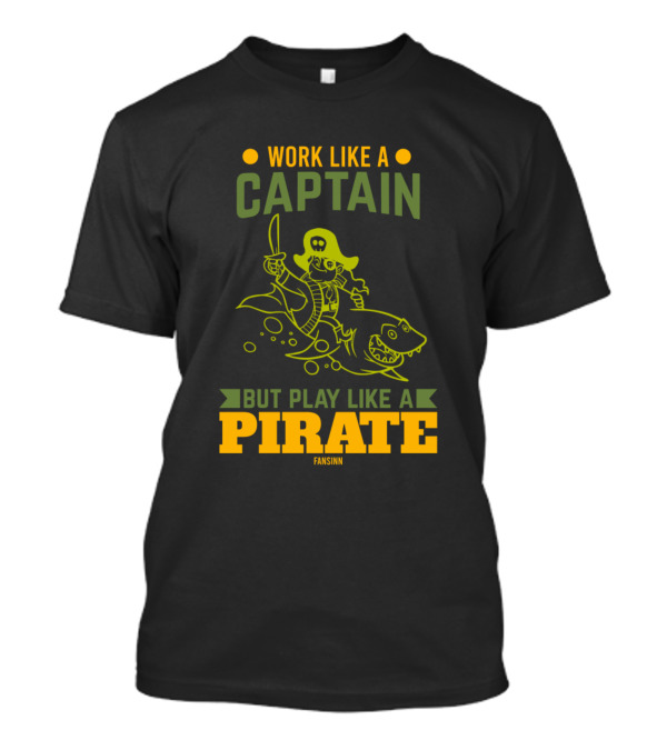 Work Like A Captain But Play Like A Pirate Fansinn T-Shirt