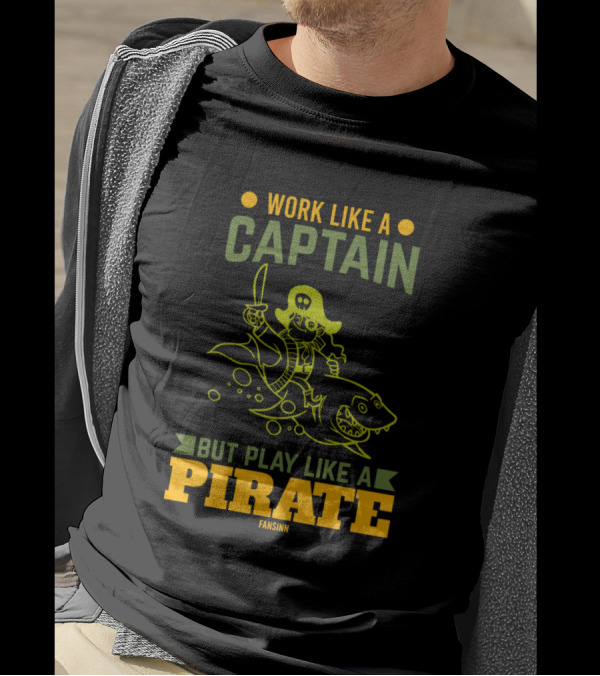 Work Like A Captain But Play Like A Pirate Fansinn T-Shirt