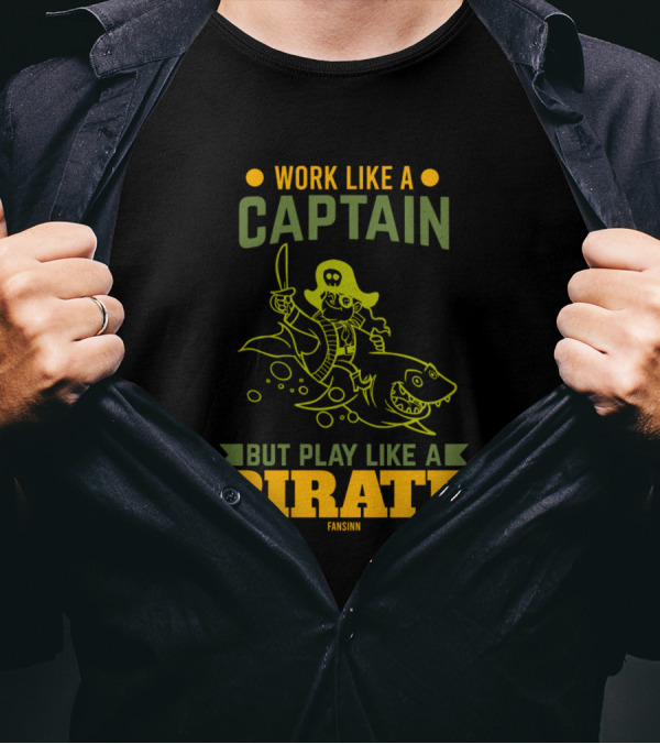 Work Like A Captain But Play Like A Pirate Fansinn T-Shirt