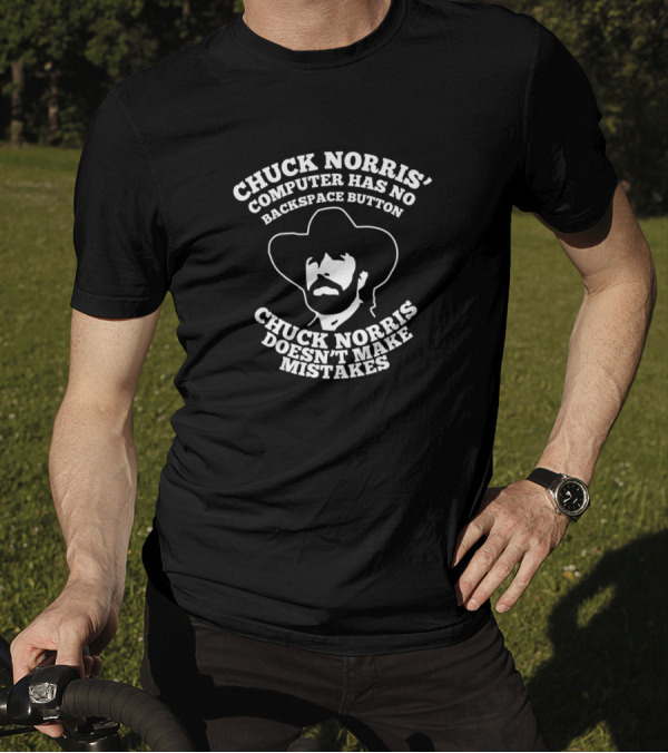 CHUCK NORRIS' COMPUTER HAS NO BACKSPACE BUTTON CHUCK NORRIS DOESN'T MAKE MISTAKES T-Shirt