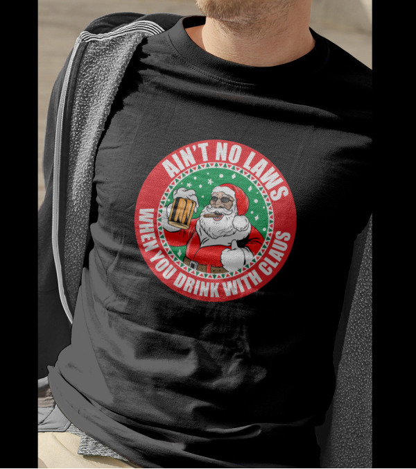 AIN’T NO LAWS WHEN YOU DRINK WITH CLAUS SANTA HOLDING BEER MUG CHRISTMAS HOLIDAY T-Shirt