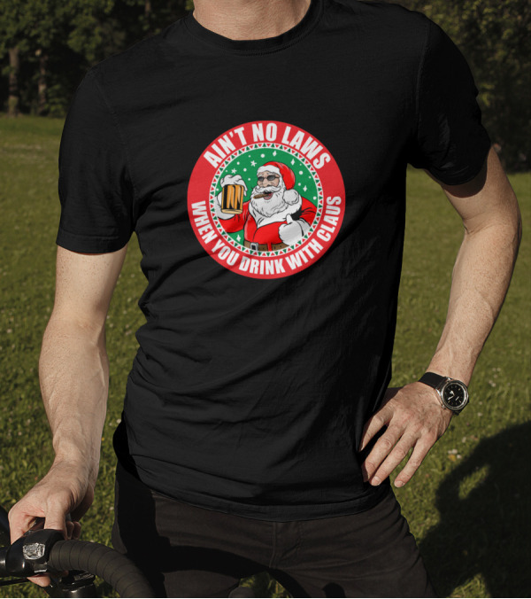 AIN’T NO LAWS WHEN YOU DRINK WITH CLAUS SANTA HOLDING BEER MUG CHRISTMAS HOLIDAY T-Shirt
