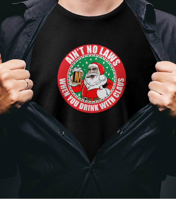 AIN’T NO LAWS WHEN YOU DRINK WITH CLAUS SANTA HOLDING BEER MUG CHRISTMAS HOLIDAY T-Shirt