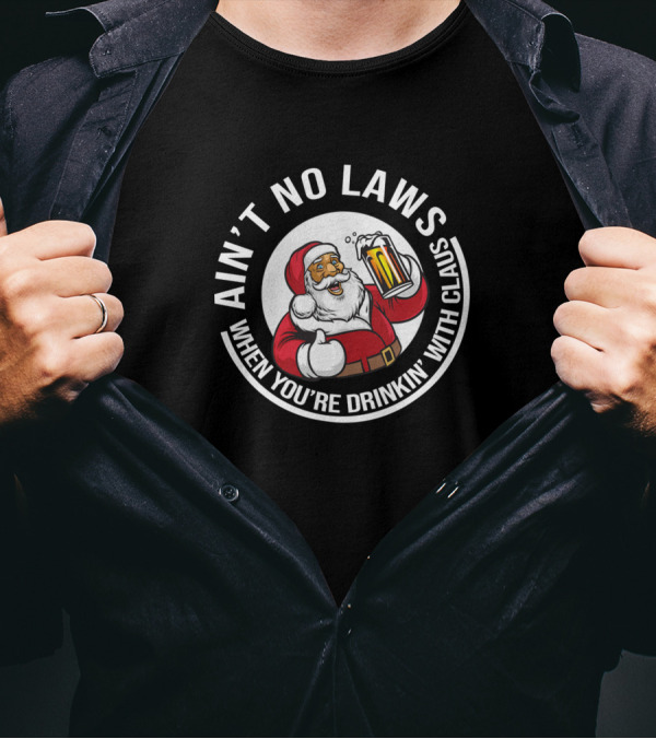 Ain't No Laws When You're Drinkin' With Claus Santa Beard Mug T-Shirt