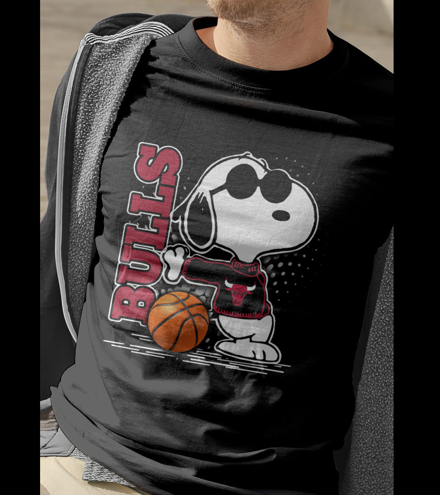 Bulls Snoopy With Basketball And Chicago Bulls Red T-Shirt