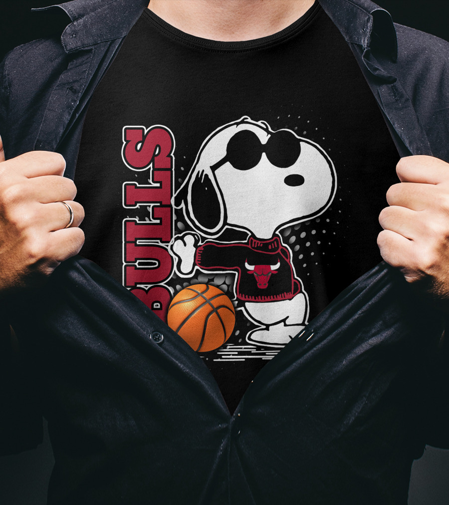 Bulls Snoopy With Basketball And Chicago Bulls Red T-Shirt
