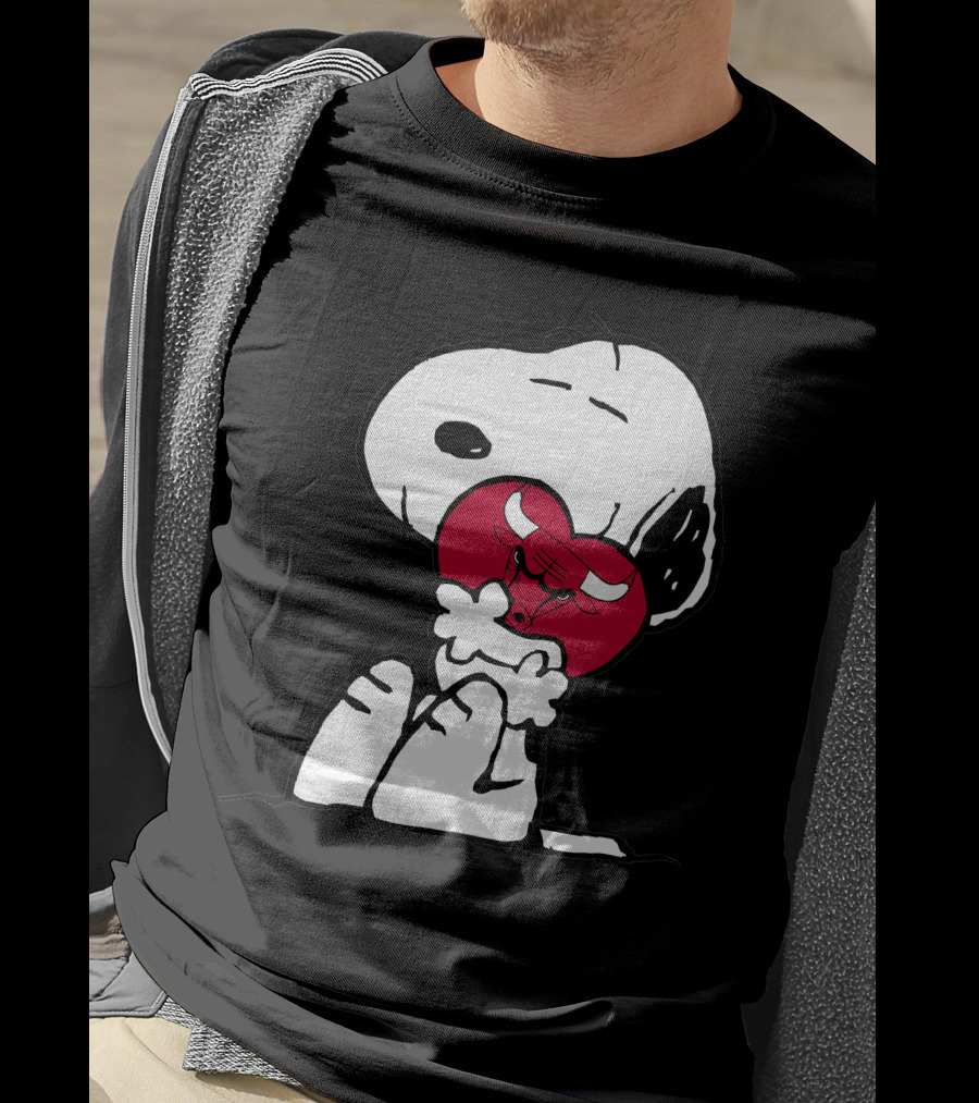 Snoopy Hugging Chicago Bulls Basketball Heart T-Shirt
