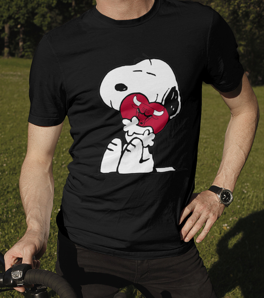 Snoopy Hugging Chicago Bulls Basketball Heart T-Shirt