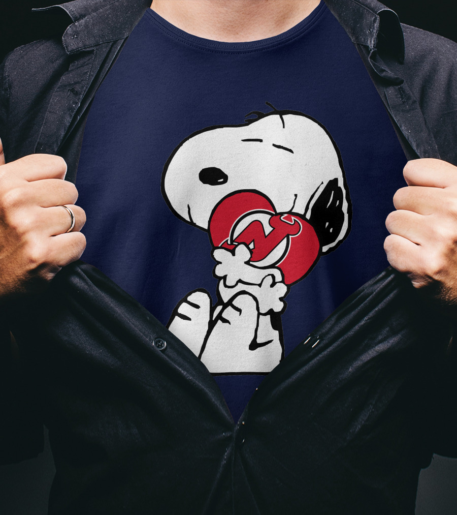 New Jersey Devils Snoopy Hugging Hockey T-Shirt