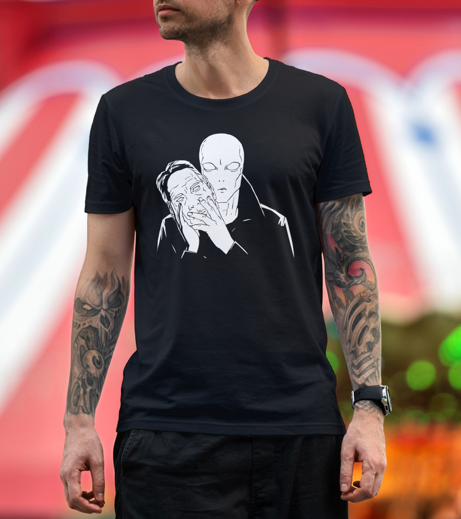 The Truth Is In Here Alien Removing Human Mask Scene T-Shirt