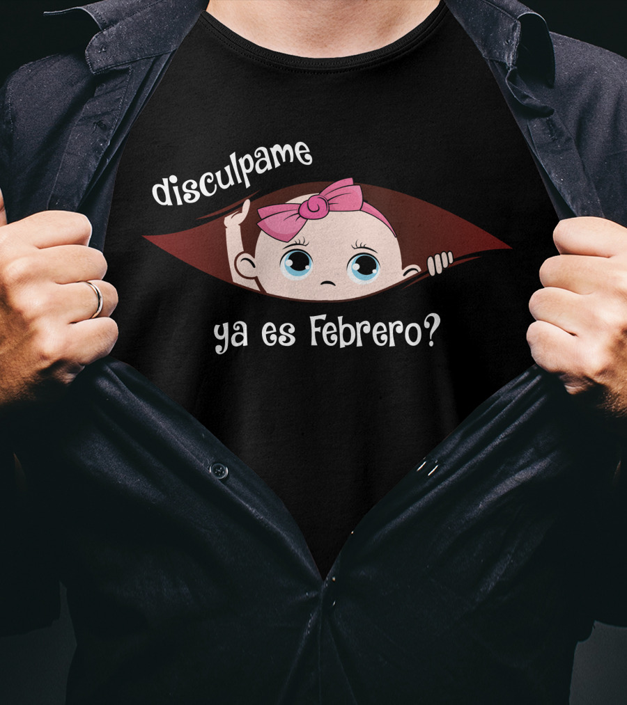 Disculpame Ya Es Febrero Muñeca Bebé Asomándose Con Lazo Rosa En Fondo Oscuro T-Shirt