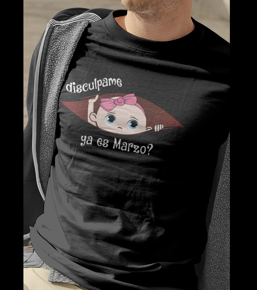 Disculpame Ya Es Marzo Bebé Con Lazo Rosado Peeking A Través De Un Agujero T-Shirt