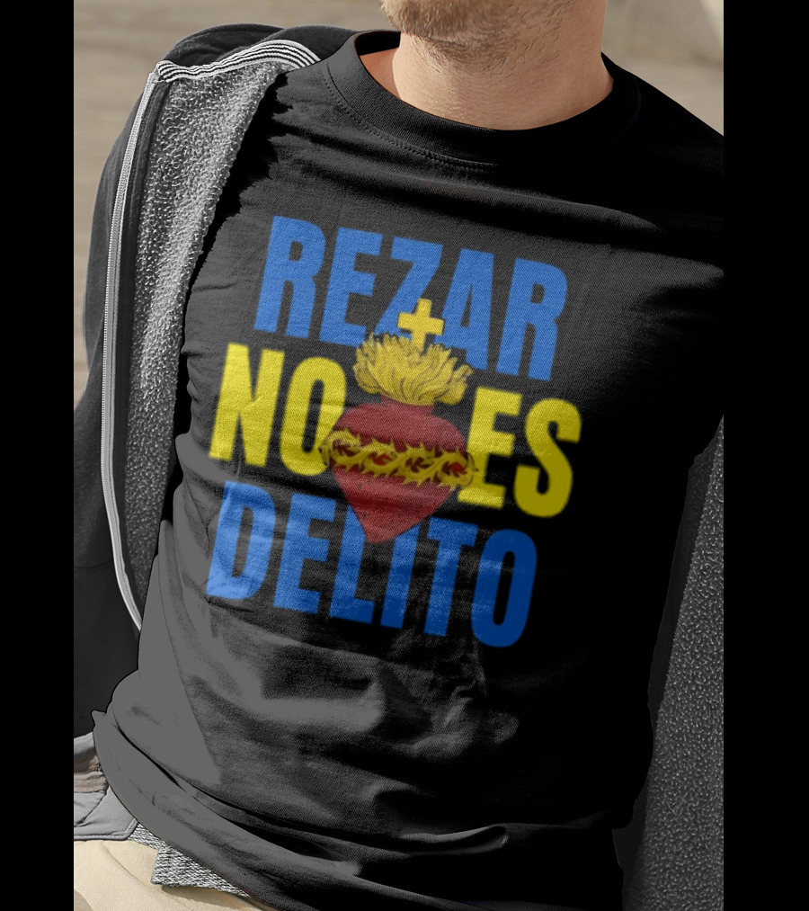 Rezar No Es Delito Sacred Heart Iconography T-Shirt