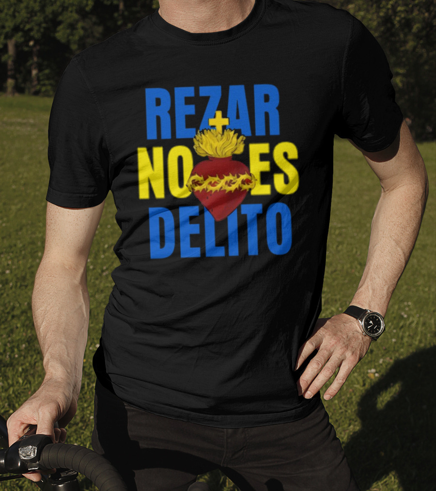 Rezar No Es Delito Sacred Heart Iconography T-Shirt