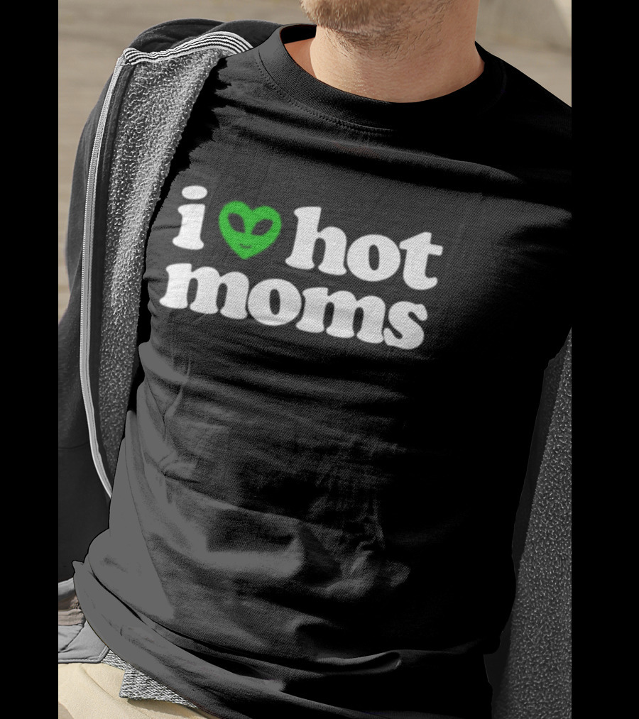I Heart Hot Moms Alien Face Green T-Shirt