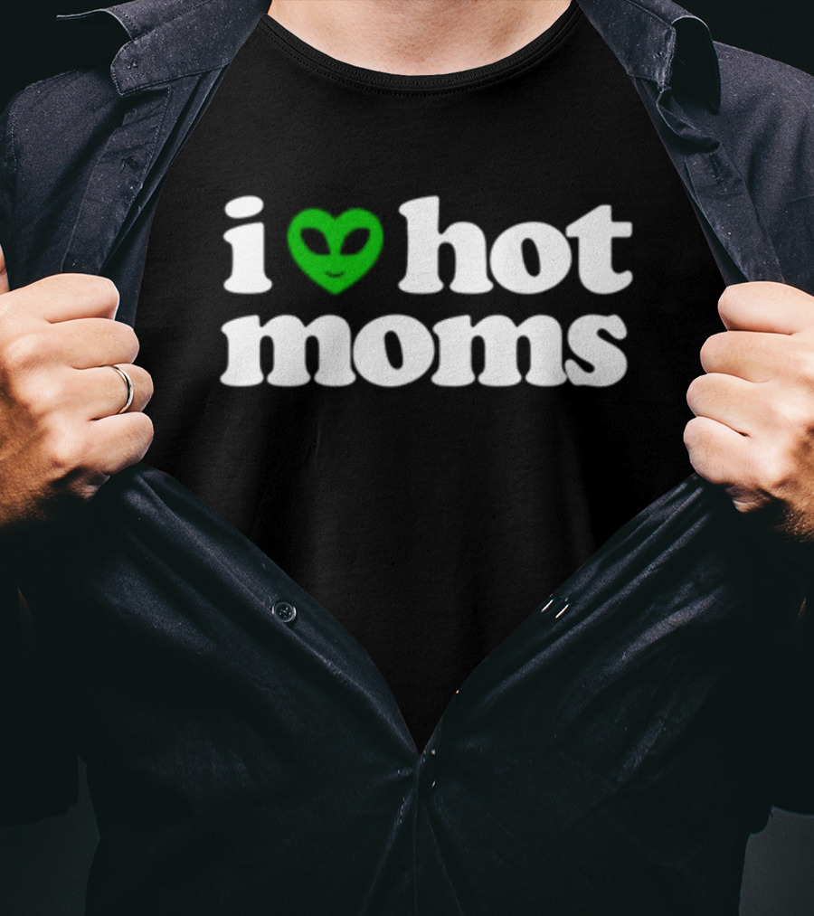 I Heart Hot Moms Alien Face Green T-Shirt