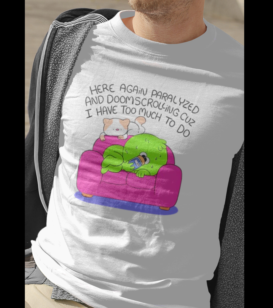 Here Again Paralyzed And Doomscrolling Cuz I Have Too Much To Do Quirky Green Figure Relaxing On Pink Couch With Cute Dog T-Shirt